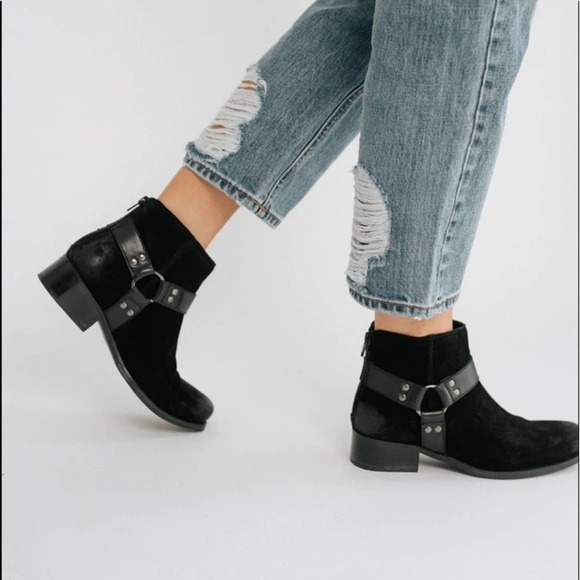 SEYCHELLES Charming Bootie in Black Suede Size 7